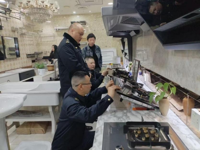 合江縣市場監(jiān)管局開展燃?xì)馄骶呒半娙∨鞯犬a(chǎn)品質(zhì)量檢查，確保家用電器零配件銷售安全